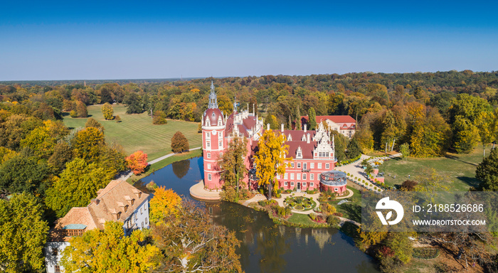 Przepiękny zamek i ogrody - Fürst Pückler Park w Bad Muskau - z lotu ptaka