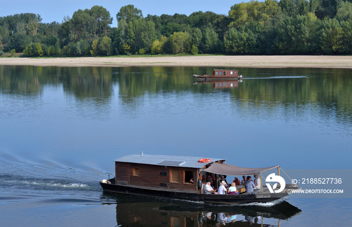 Toue cabanée sur le fleuve Loire