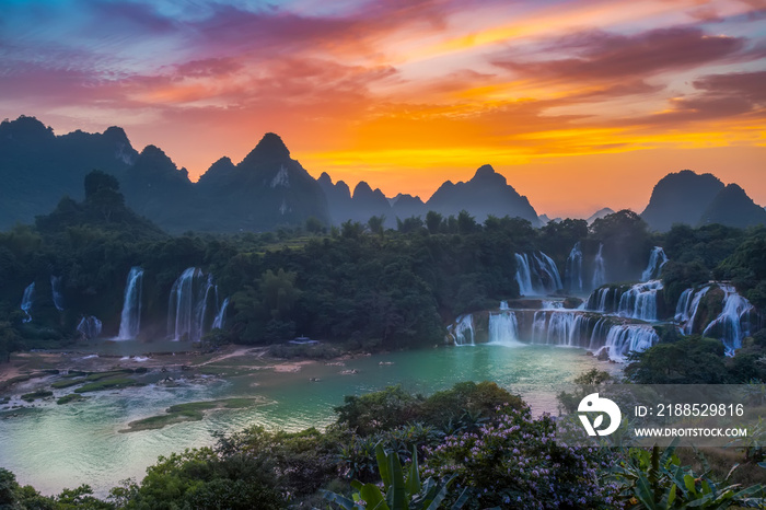 The beautiful and magnificent Detian Falls in Guangxi, China