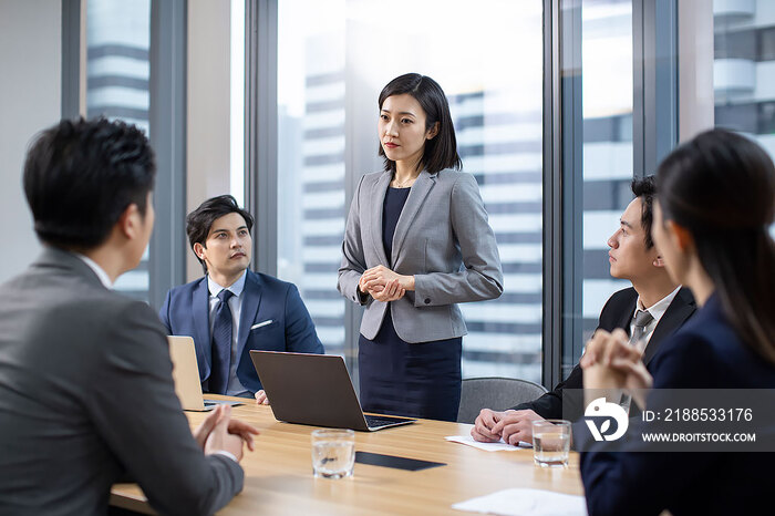 自信的商务团队在会议室开会