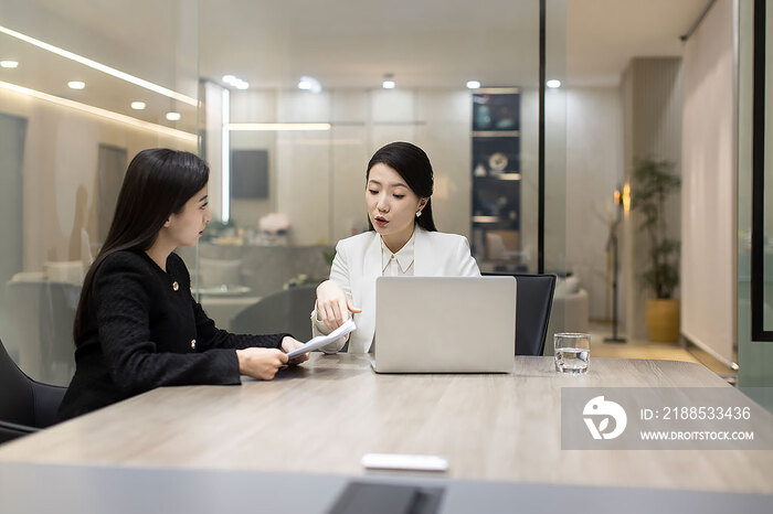 自信的商务女士在会议室开会