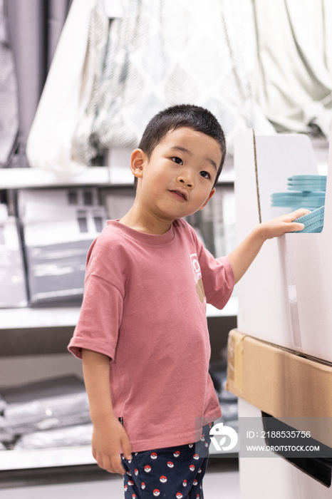 家居用品卖场里的小男孩