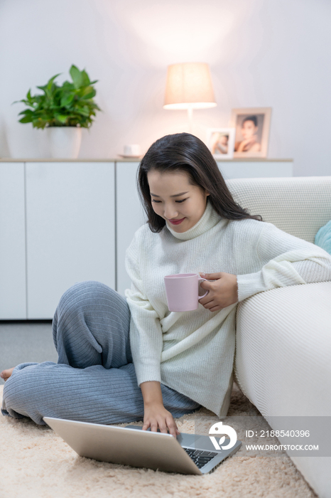 年轻女士在家享受休闲时光