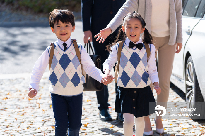 年轻夫妻接孩子放学