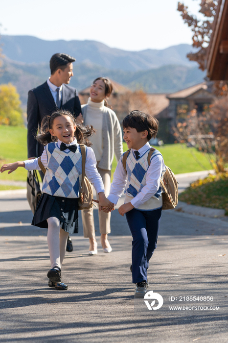 年轻夫妻送孩子去上学