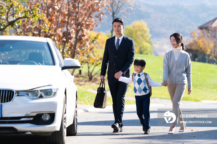 年轻夫妻送孩子去上学