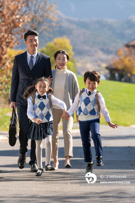 年轻夫妻送孩子去上学