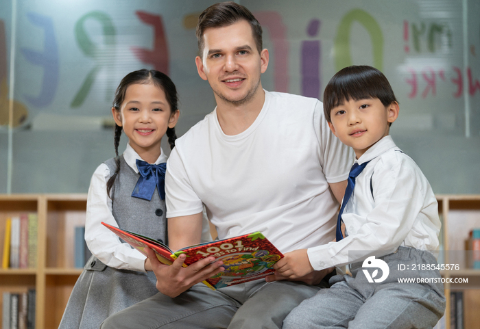 小学生在教室里围着老师学习