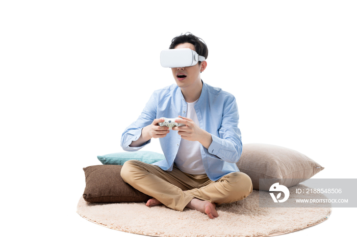 年轻男子在玩VR游戏