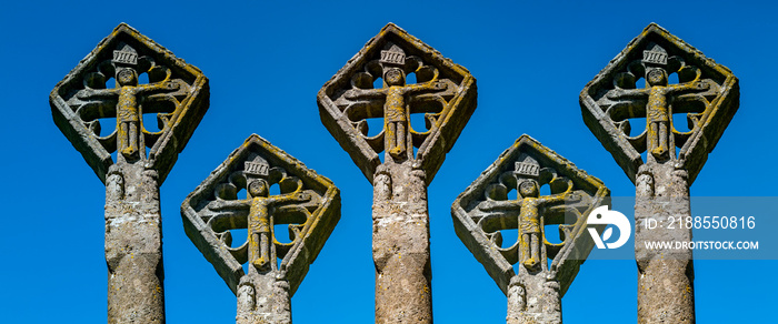 croix religieuse a la croisée des chemins en Auvergne