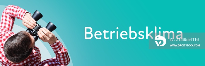 Betriebsklima. Mann bei Beobachtung mit Fernglas. Fokus auf Text/Wort. Panorama Format. Hintergrund blau/türkis.