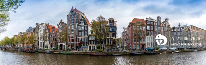 Panorama d’un canal et ses maisons typiques à Amsterdam, Hollande, Pays-bas