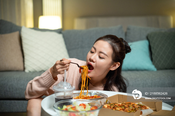 年轻女士在家吃外卖