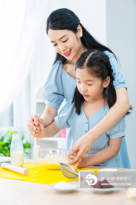 妈妈和女儿一起做烘焙