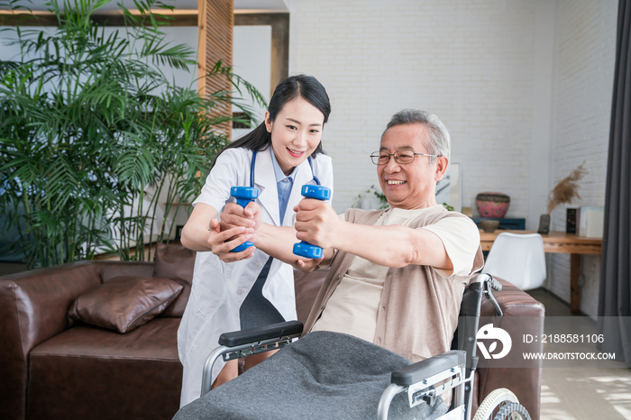 年轻的女医生在给老人做康复