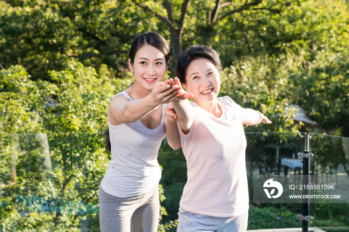 一个年轻女人在指导一个老年人锻炼身体