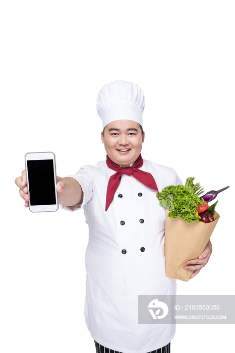 肥胖的厨师拿着手机抱着一包蔬菜