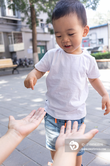 一个小男孩学走路