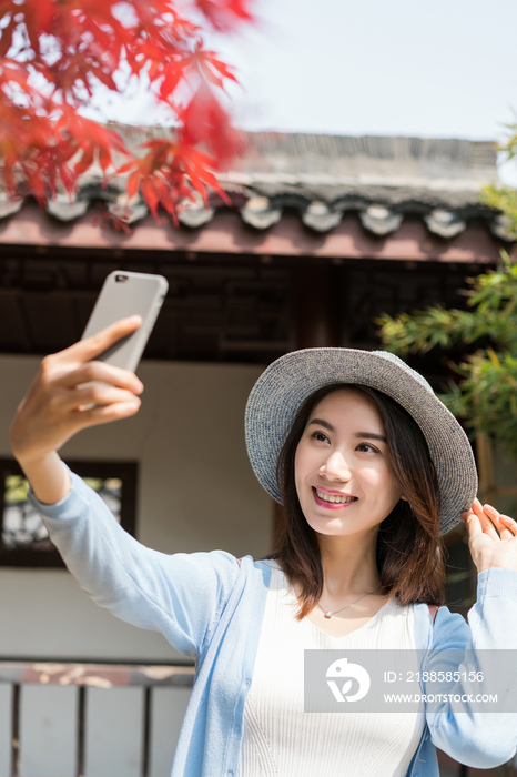 年轻女子旅游拍照