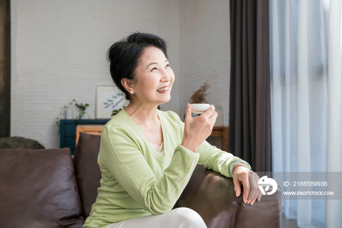 一个老年女人在喝茶