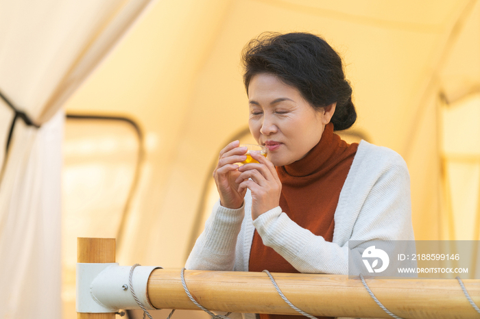 一个中老年女人喝茶