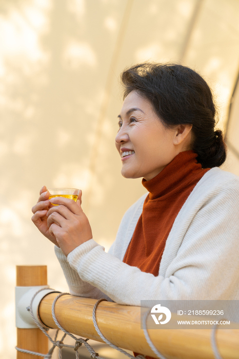 一个中老年女人喝茶