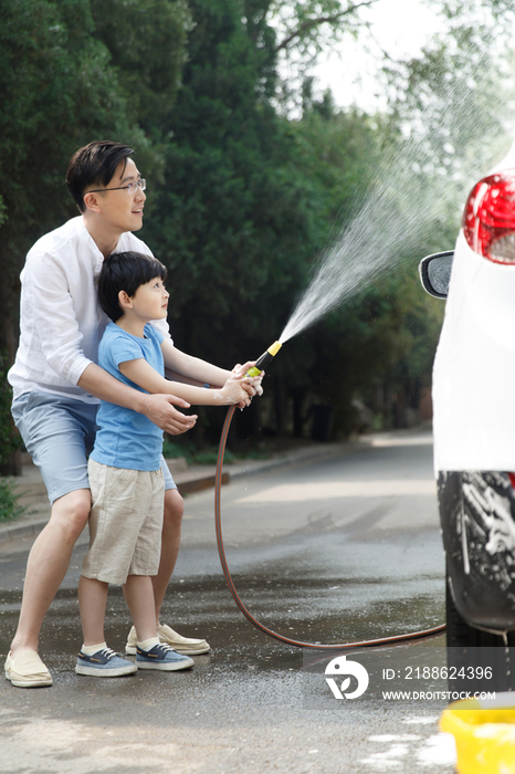快乐父子擦洗汽车