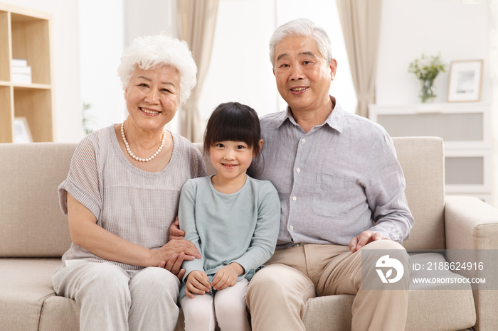 孙女陪着祖父母在客厅