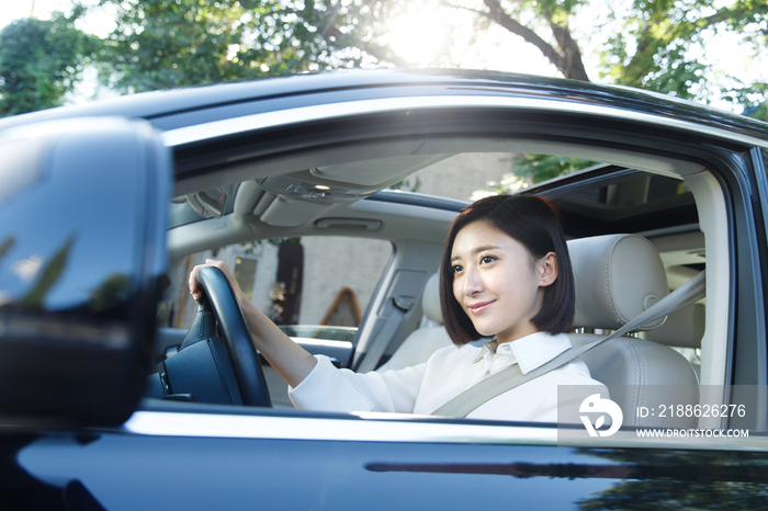 青年女人开车