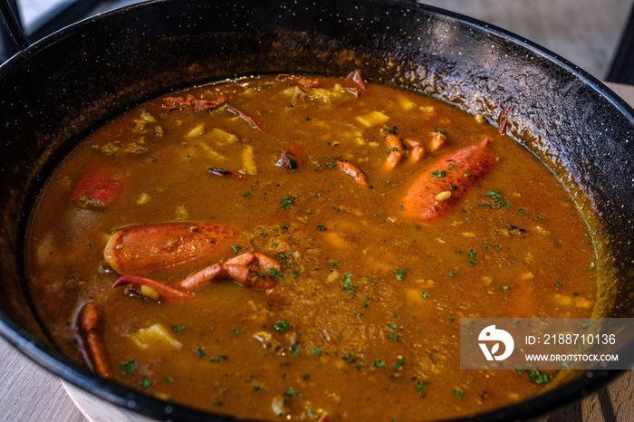 arroz con bogavante en cazuela comida tipica española