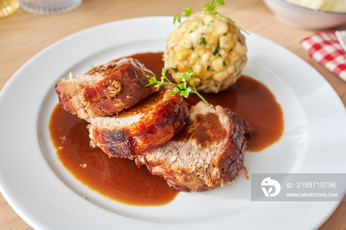 Spannferkel Schweine Braten mit Knödel und Soße