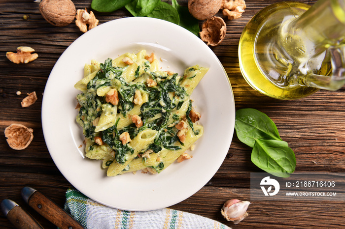 Penne pasta with spinach, gorgonzola cheese and walnuts