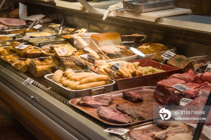 un étal de boucherie. De la charcuterie et de la viande dans un étal de boucher charcutie