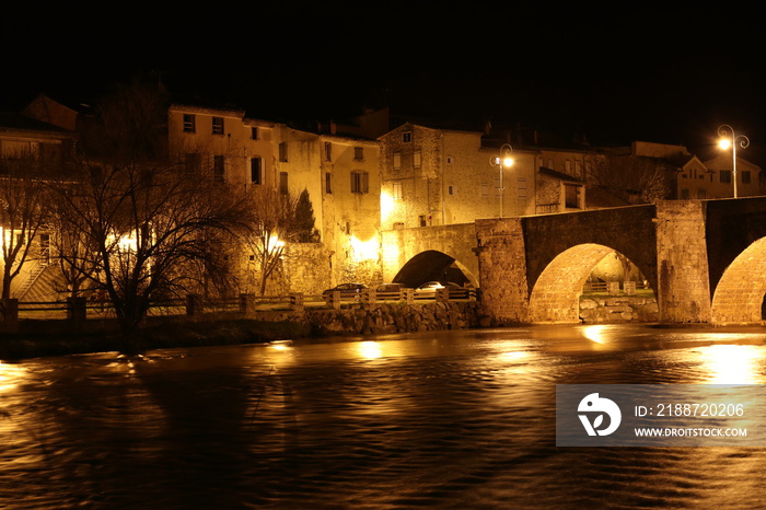 Ville de Limoux et rivière Aude de nuit , Occitanie dans le sud de la France