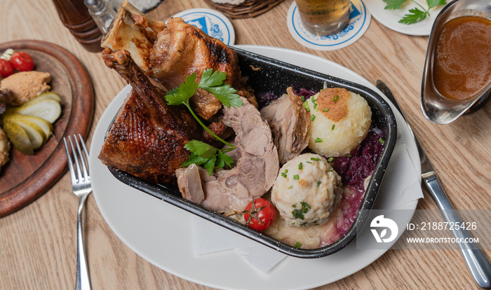 Oktoberfest Essen Schäuferle mit gegrillter Ente, Schweine Haxe, Schweinebraten mit Knödeln und Balukraut und Bier