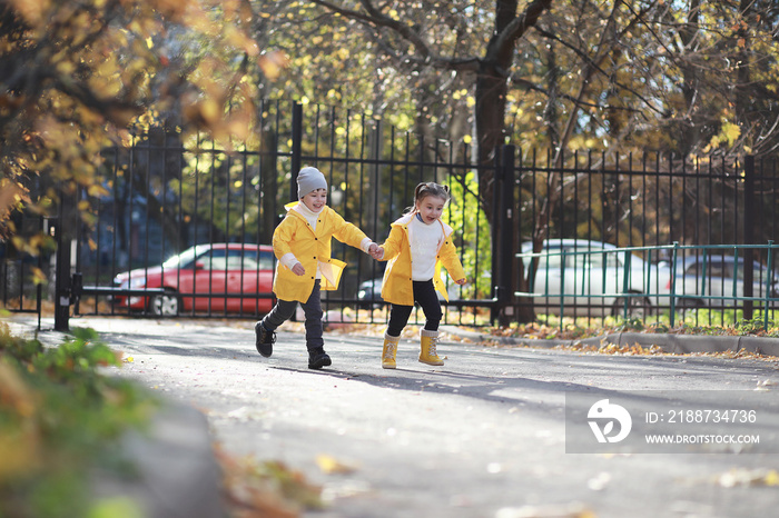 Children walk in the autumn park