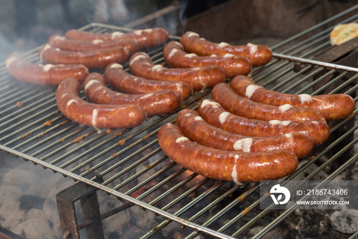 Käsekrainer werden gegrillt