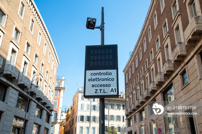 Segnale di zona a traffico controllato e facciate di palazzi in prospettiva