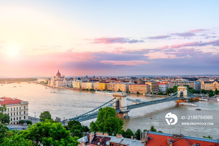 Kettenbrücke und Parlament, Budapest, Ungarn