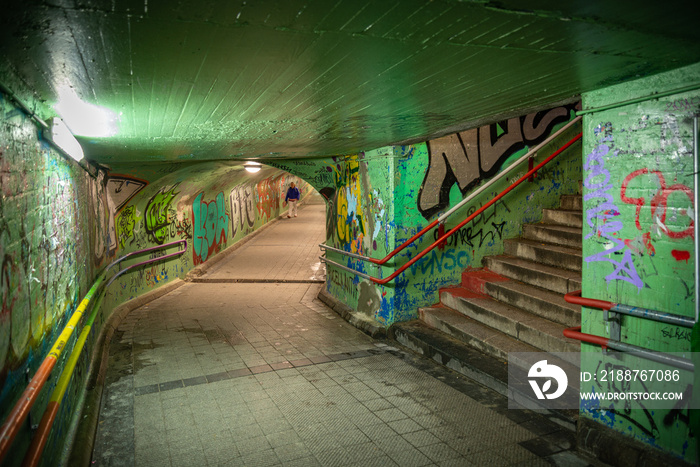 tunel urbano debajo del ferrocarril en España