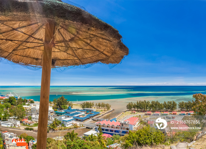 parasol avec vue sur Port-Mathurin, île Rodrigues