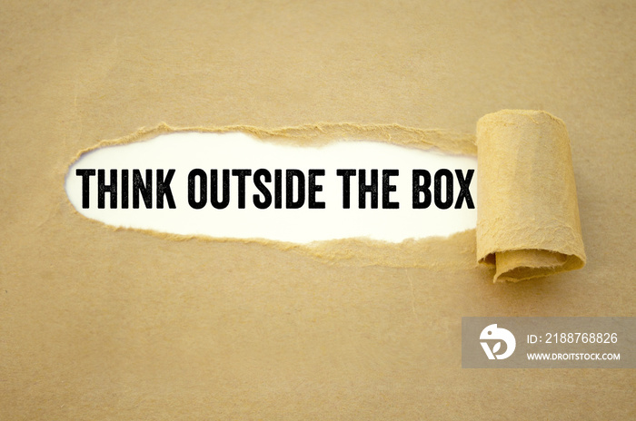 Abgerissenes Papier mit Think outside the box