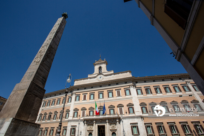 palazzo  montecitorio  a roma sede della camera dei deputati della repubblica italiana