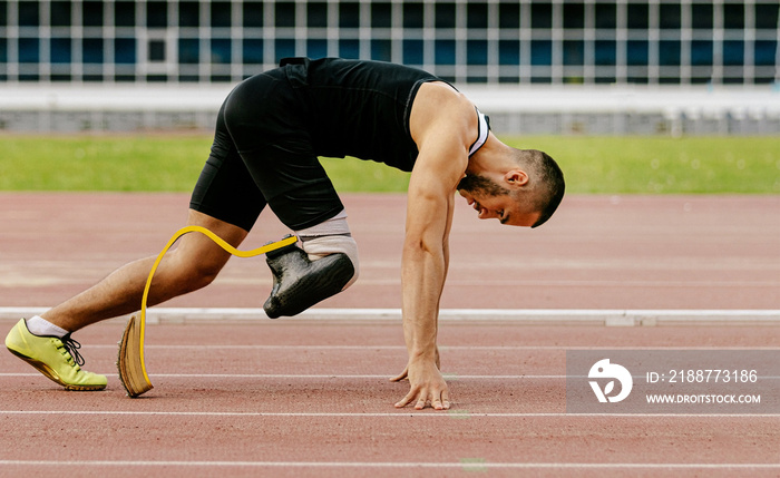 athlete amputee on prosthetic start on stadium track