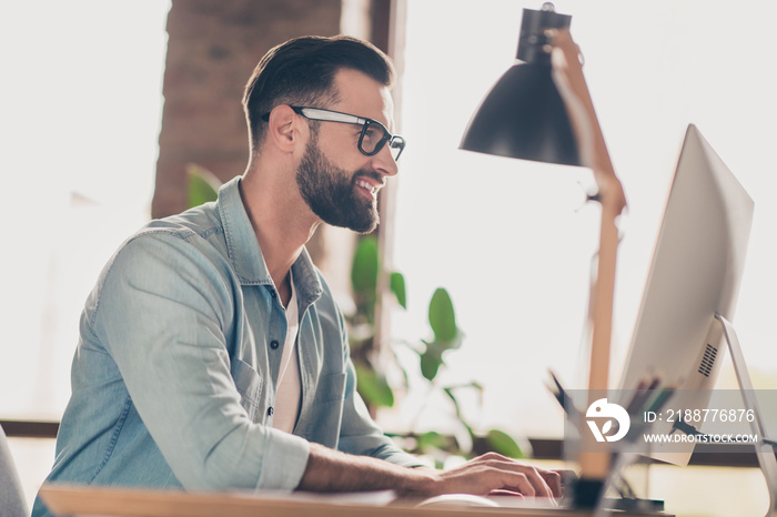 Photo portrait of man working on desktop at table in modern industrial office indoors