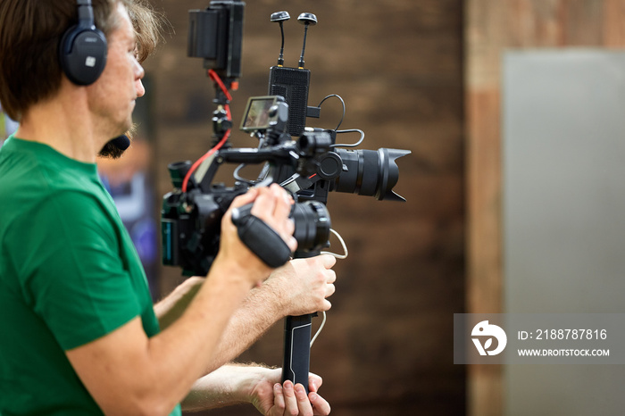 Behind the scenes of filming films or video products and the film crew of the film crew on the set in the pavilion of the film studio.