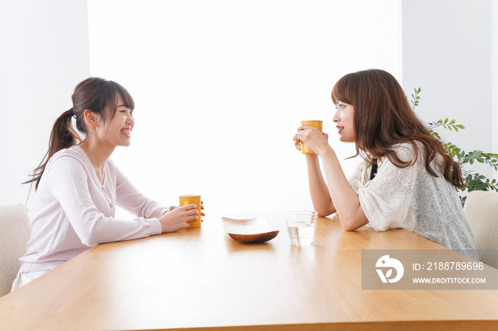 カフェで話す女性