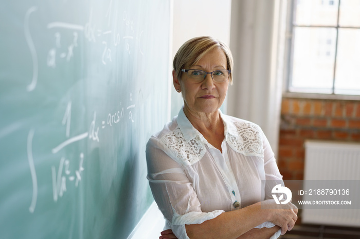 erfahrene lehrerin mit verschränkten armen