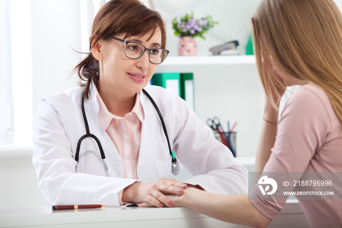 doctor explaining diagnosis to her female patient