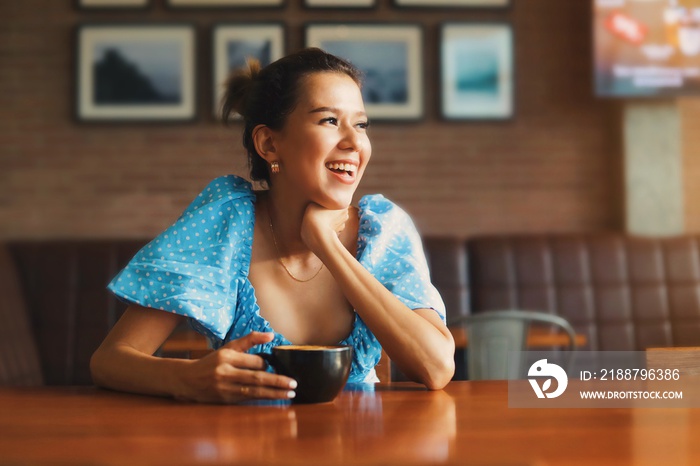 woman drinking coffee